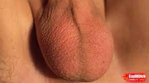 Hombre desnudo mostrando los huevos