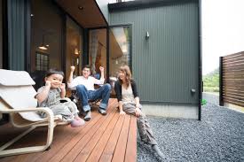 空の下 家族だんらんを楽しむウッドデッキ ルポハウス 設計事務所 工務店 設計士 注文住宅 デザイン住宅 自由設計 マイホーム お家 新築 家づくり 間取り 施工事例 滋賀 おしゃれな家 インテリア カフェスタイル 庭 ウッドデッキ ガルバニウム