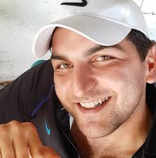 الأنف الكبير يكون غالبا دليل على الذكاء والثقة بالنفس والنجاح الدائم. ابتسم  فمنخارك سر سعادتك🙂🌀