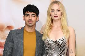Turns out this sophie turner tattoo from the actress who plays sansa stark was a game of you can watch sophie turner explain away her got spoiler tattoo on the late late show below. Joe Jonas Sophie Turner Ein Tattoo Um Den Verstorbenen Hund Waldo Zu Ehren Gala De