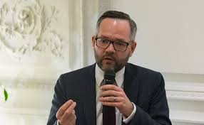 Procurorul este pus de facto sub autoritatea ministrului justitiei, adica sub control politic. ModificÄrile Legilor JustiÅ£iei Oficial German Multe Voci Se Tem CÄ Sunt Susceptibile SÄ Protejeze Politicieni De UrmÄrirea PenalÄ Epoch Times Romania