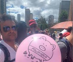 Paro nacional presidente iván duque iván duque vandalismo. Fuertes Criticas Al Actor Julian Roman Por Foto Con Un Cerdo Y La Palabra Polombia El Universal Cartagena
