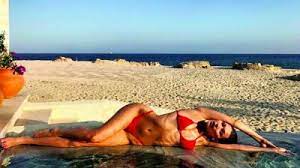 Ribcage bragging, apparently, refers to poses which elongate and accentuate a person's torso, such that their ribs. Rib Cage Bragging A Bizarre Trend