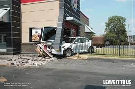 burger king cria anuncios com imagens de acidentes reais para mostrar a importancia do delivery 自動車事故 広告デザイン バーガー