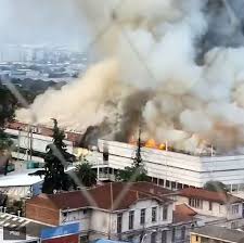 El incendio en el hospital san borja arriarán en santiago de chile habría empezado en una zona de calderas. Sltmc 57ejwpbm