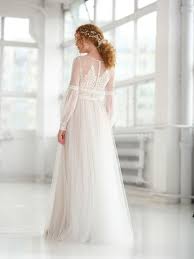 Brautkleider werden zwar üblicherweise noch immer in weiß, creme oder perlmutt getragen, aber der trend zu mehr farbe in. Brautkleider Lilurose Brautkleider Hochzeitsoutfit Schlicht Und Ergreifend