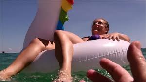 Em gái vừa tắm vừa vô tư nghịch bím mà không biết bị quay lén - VAILONXX