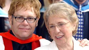 25 марта 1947, , мидлсекс, англия, великобритания). Sir Elton John Makes Moving Tribute To His Mum In First Concert Since Her Death Bbc News