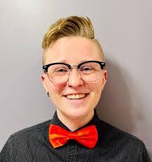 Lisa Kinzer's Instagram, Twitter & Facebook