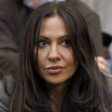 Sie wuchs in ostdeutschland, potsdam, auf. Simone Thomalla Bewahrte Frau Vor Vergewaltigung Stars