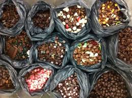 De chocoladewinkel vind je op het gelijkvloers van het paleis. 428 Kilo Pralines Van Dominique Persoone In De Vuilnisbak Het Nieuwsblad Mobile