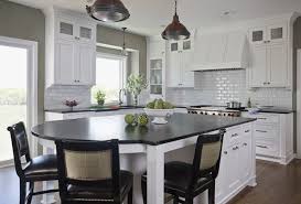 Le livre numérique (en anglais : 18 Elegant White Kitchen Design Ideas