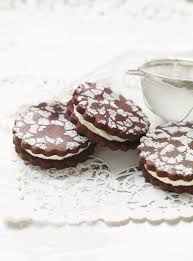 Biscuits Sandwichs Au Chocolat Et Garniture A La Vanille Ricardo Recipe Cooking Cookies Chocolate Sandwich Cookies Chocolate Sandwich
