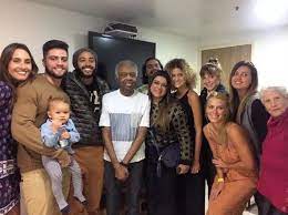 Gilberto passos gil moreira (born 26 june 1942), known professionally as gilberto gil (brazilian portuguese: Gilberto Gil Reune Familia Em Show No Rio Apos Internacao Gp1