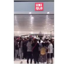 Uniqlo kaws pocket graphic t shirt size large. Chinese Shoppers Are Going Absolutely Crazy Over Uniqlo X Kaws Collection What S On Weibo