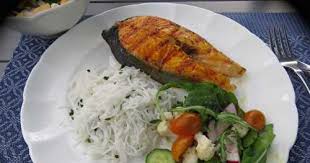 Huilez légèrement les deux côtés des darnes et assaisonnez uniformément avec ½ cuillerée à thé de sel et le poivre. Darnes De Saumon Bbq Sur Feuille De Cuisson De La Cuisine De Messidor Et Ses Recettes De Cuisine Similaires Recettesmania