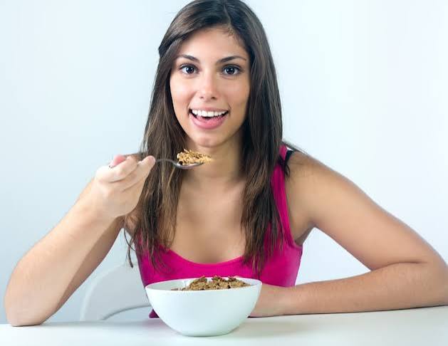 Imágenes de Mujer comiendo frutos secos - Descarga gratuita en Magnific (antes Freepik)
