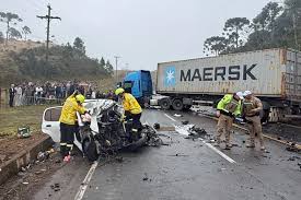 Serra Dona Francisca: colisão frontal entre caminhão e carro deixa três mortos