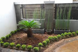 Taman di dalam rumah juga bisa menjadi alternatif, ini jika rumah anda yang bagian depan tidak memungkinkan untuk dibuat taman. Taman Depan Rumah Minimalis Sederhana Sanggar Nuansa Alam