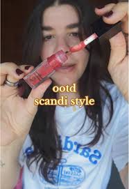 Outfit de Scandi Style con un Toque Tropical