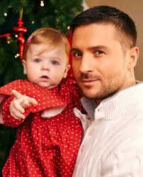 😊 Улыбчивая, элегантная и всё такая же стильная — но теперь без мужа…  5️⃣6️⃣-летняя Анжелика Варум неожиданно прилетела в Россию из Лос-Анджелеса  ✈️, чтобы поздравить Наталью Подольскую с днём рождения 🎉🎂 В