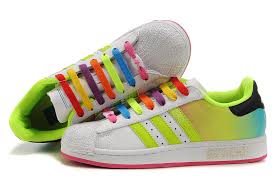 Der klassiker von adidas wurde ursprünglich für die basketballcourts dieser welt entwickelt, doch er verbreitete sich in den 70ern rasend schnell und wurde zum kultschuh in der musikszene der usa. Moglich Moskito Erweitern Adidas Bunt Schuhe Beschleunigung Suppe Luminanz