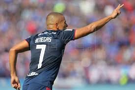Não bastasse ter ficado à mercê da pressão colorada, o time chileno ainda errou bastante. U De Chile Sigue En Zona De Descenso Tras Empate Con Colo Colo En El Clasico Deportes Edicion America Agencia Efe