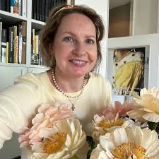 Дорогая Алена, с днем рождения тебя! Ты источник вдохновения для меня и  многих других. Замечательно твое участие и постоянное желание помочь. А  после твоих экскурсий и киноклуба появляется чувство радости окрытия нового