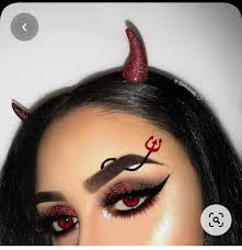 Maquillage en diablesse or, rouge et noir d'un visage avec perruque pour halloween. Epingle Par Lorane Ramel Sur Maquillate Idee Maquillage Halloween Maquillage Diablesse Maquillage Yeux Halloween