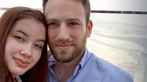 Ραγδαίες είναι οι εξελίξεις στη δολοφονία της καρολάιν στα γλυκά νερά, με τον 32χρονο σύζυγό της να βρίσκεται από το μεσημέρι της πέμπτης στη γαδα για να καταθέσει ξανά. 4izxmk3 Ffmgsm