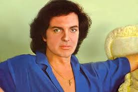 La Casa Azul remezcla el "Vivir Así Es Morir De Amor" de Camilo Sesto en su 40 Aniversario (y mola mazo) - fantasticmag