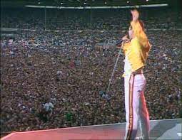 Da qui l'importanza che ha avuto per i fan l'ultimo concerto che si tenne il 9 agosto 1986 a knewborth park, pochi chilometri a sud di londra. Live At Wembley Stadium Wikipedia