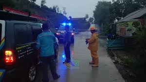 Berikut adalah daftar kodepos kecamatan ngasem kabupaten/kota bojonegoro propinsi jawa timur. Akibat Hujan Deras Dan Angin Kencang 3 Buah Tiang Listrik Di Sekar Bojonegoro Roboh Beritabojonegoro Com