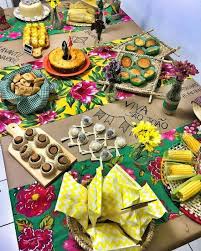 Nesta decoração para festa junina, usei uma caixa de pizza e retirei o papel colorido, assim não é preciso encapar ou pintar. Decoracao Festa Junina 40 Fotos Para Inspirar Seu Arraia Em 2021