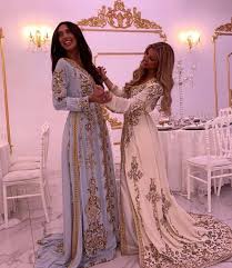 Die kurdischen sprachen (eigenbezeichnung کوردی kurdî) gehören zur nordwestlichen gruppe des iranischen zweigs der indogermanischen sprachen. Afbeelding Kan Het Volgende Bevatten 2 Mensen Staande Mensen Kurdische Kleider Hochzeit Afbeelding Kan Caftan Mariage Robe Orientale Mariage Robe Caftan