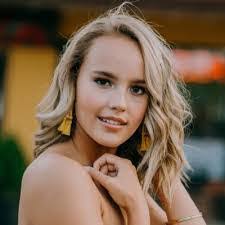 Danielle Shank's Instagram, Twitter & Facebook