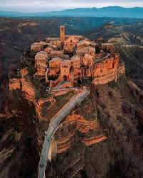 It had exactly 11 residents. Civita Di Bagnoregio We Stayed Here For A Week When We Went To Italy So Beautiful Italien Reisen Reiseziele Italien Urlaub