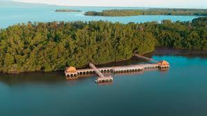 Pulau Handeuleum merupakan pulau terbesar di antara gugusan pulau-pulau  karang di teluk Selamat Datang Banten di sebelah timur laut semenanjung  Ujung Kulon. Pulau Handeuleum bersama Pulau Peucang dan Pulau Panaitan  termasuk dalam