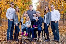 What To Wear For Family Photoshoots The Three Colors Pop Rule Fall Family Photos Family Photoshoot Family Posing