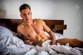 Völlig Nackt Sexy Junger Mann Mit Muskulösen Körper Auf Dem Bett Wegschauen  Lizenzfreie Fotos, Bilder und Stock Fotografie. Image 59863257.