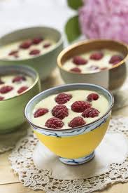 Natillas Spanisches Vanilledessert Mit Himbeeren Spanisches Essen Spanische Desserts Einfacher Nachtisch