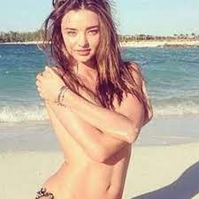 Supermodel Miranda Kerr oben ohne am Strand