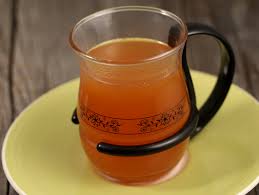 5 l apă, 300 g zahăr, 1 1/2 mere gata tăiate cubulețe, după gust sucul de la o jumătate de lămâie mică. Suc De Mere Fiert