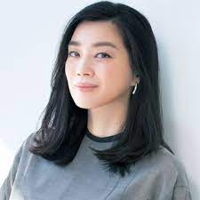 ゆうきさんの最新ヘア 上質なツヤ 揺れニュアンスがきわだつ美人ミディアム 2021 最新ヘア 美しい黒髪 最新ヘアスタイル