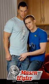 Mason wyler vit dans la banlieue de houston, au texas. Mason Wyler Waybig