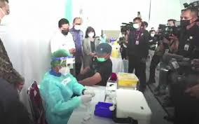 Akan tetapi justru dokter menyebut efek samping berarti respons kekebalan tubuh bekerja terhadap vaksin. Vaksin Dosis Pertama Sinovac Tapi Dosis Kedua Beda Amankah Kabar24 Bisnis Com