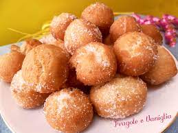 Massari è, al tempo stesso, il decano e la rock star della pasticceria nazionale (e non solo). Castagnole Alle Mandorle Sloppina In Cucina Fragole E Vaniglia