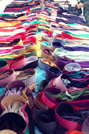 Secara tradisional, biasanya sebuah gelang dibuat dari logam mulia; Tudong Wikipedia