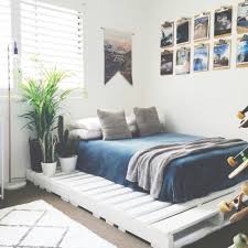 Dengan begitu tempat tidur akan terkesan natural tanpa meninggalkan kesan minimalisnya. Inspirasi Desain Kamar Tidur Cantik Tanpa Ranjang Jual Apartemen Com