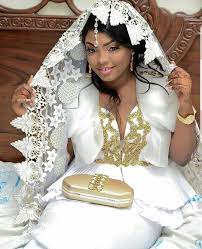 Pin By Yapimpikeestherhelene On Senegalaise African Wedding Dress African Lace Dresses African Wedding